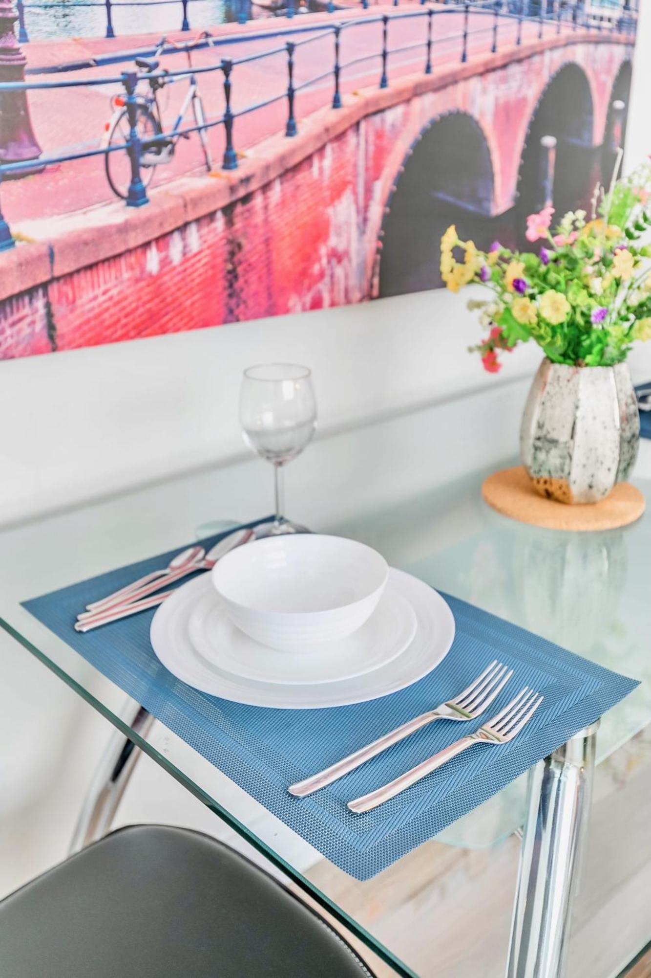 Modern Apartment In Corktown Hamilton Sleeps 4 Buitenkant foto