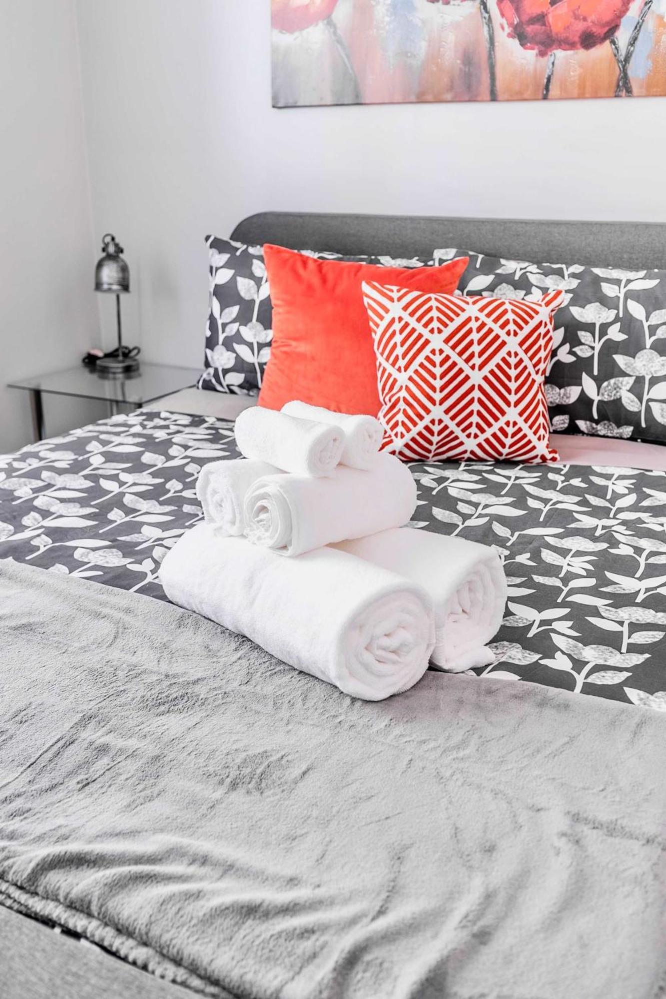 Modern Apartment In Corktown Hamilton Sleeps 4 Buitenkant foto